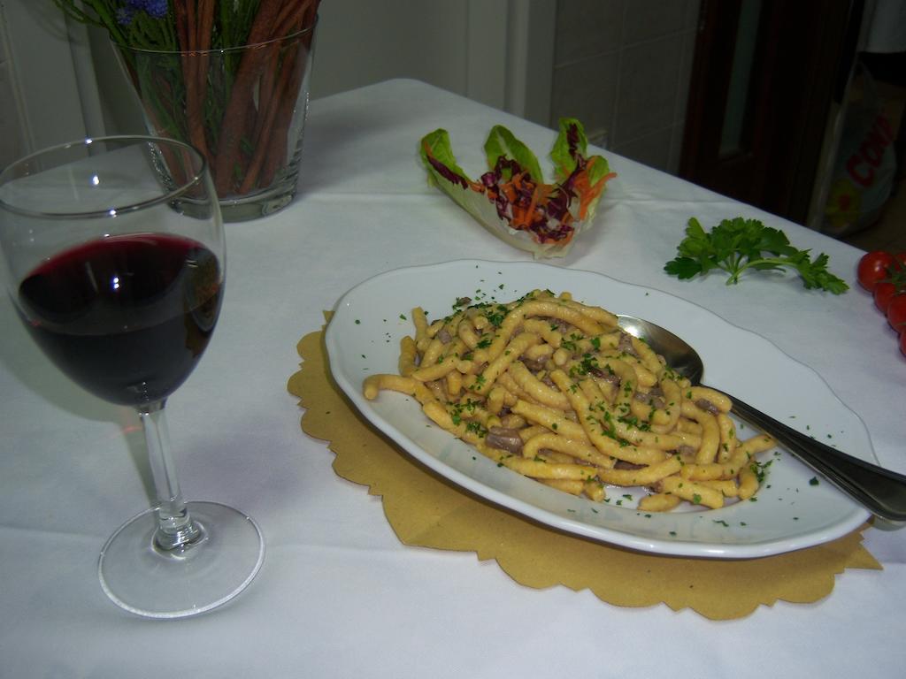 Agriturismo Lo Sgorzolo Пергола Екстериор снимка